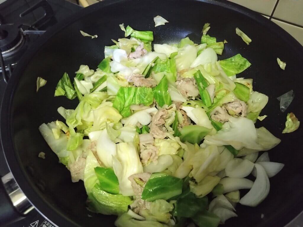 野菜と肉を炒める