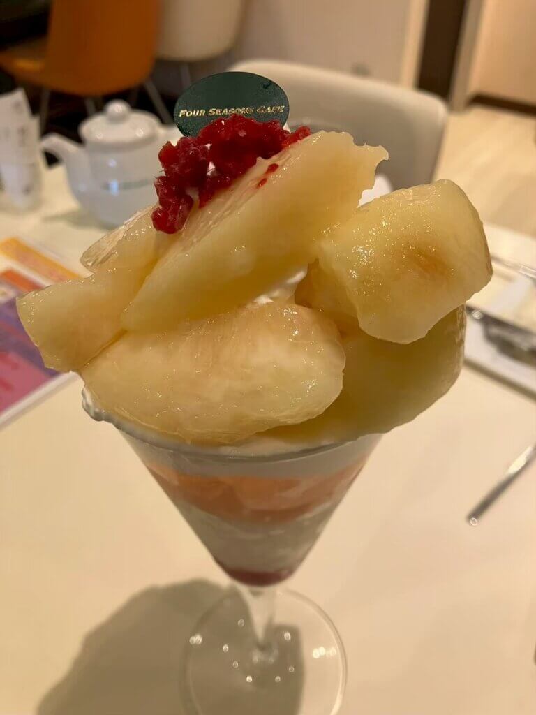 フォーシーズンズカフェ_桃のパフェ