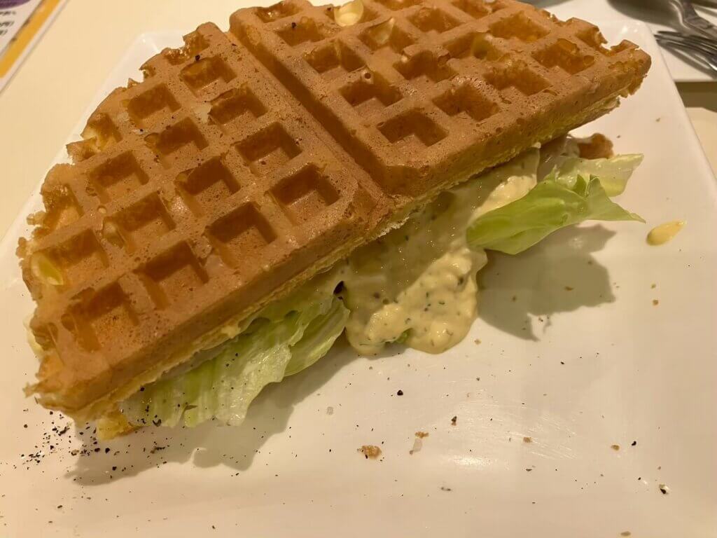フォーシーズンズカフェ_タルタル＆スパイシーチキンワッフルサンド
